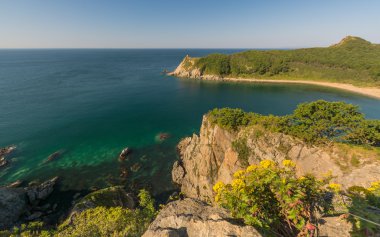 Japon deniz ve kayalıklarla