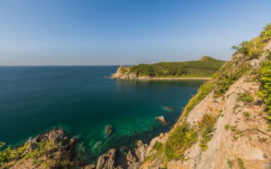Japon deniz ve kayalıklarla