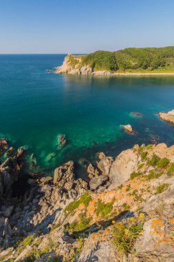 Japon deniz ve kayalıklarla
