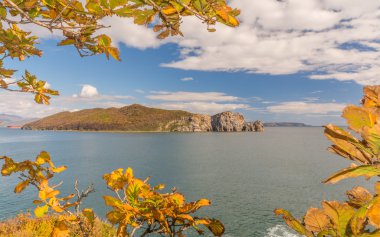 Japon deniz ve kayalıklarla