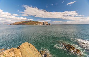 Japon deniz ve kayalıklarla