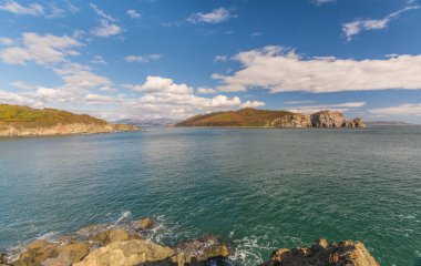 Japon deniz ve kayalıklarla