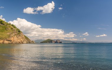 Japon deniz ve kayalıklarla