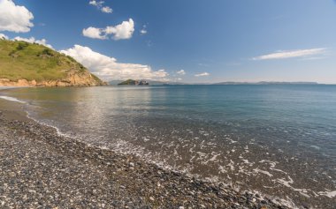 Japon deniz ve kayalıklarla