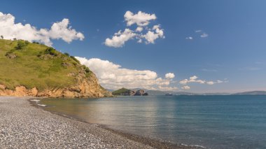 Japon deniz ve kayalıklarla