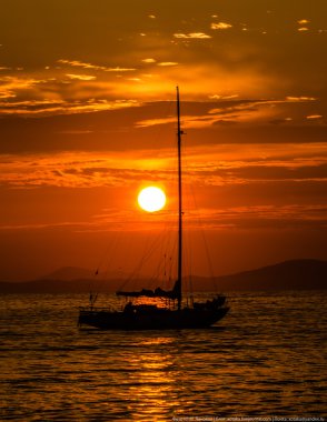 Japon deniz ve kayalıklarla