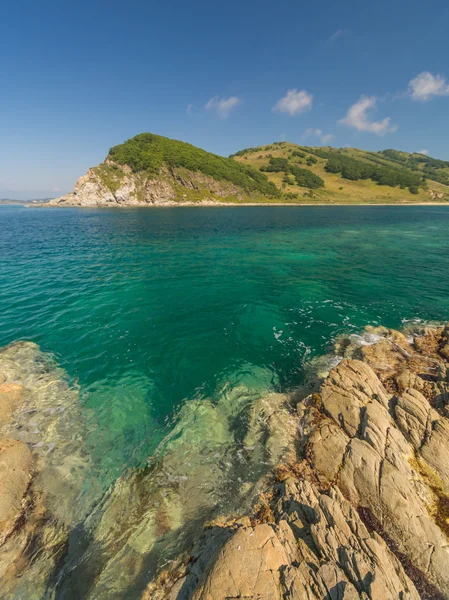 Mare, rocce e montagne — Foto Stock