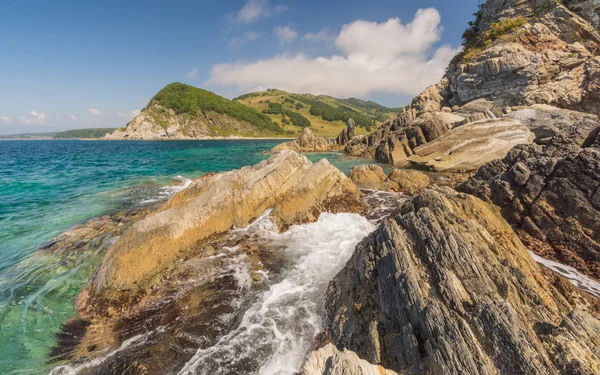 Deniz, kayalar ve dağlar