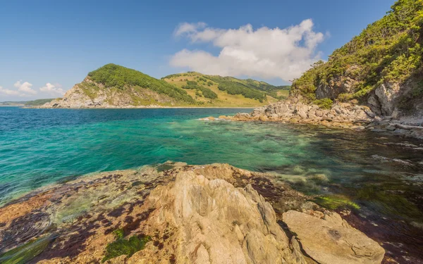 Deniz, kayalar ve dağlar