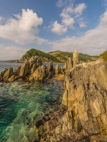 Deniz, kayalar ve dağlar — Stok fotoğraf