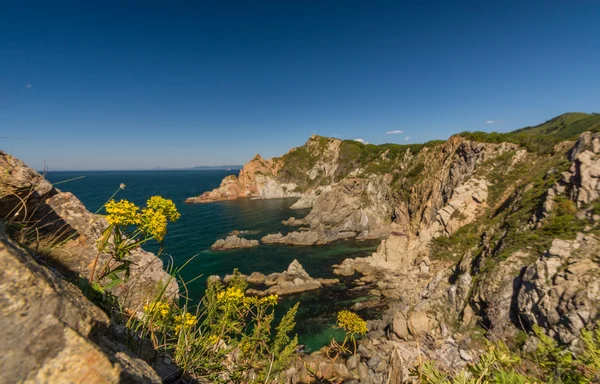 Море, скалы и горы — стоковое фото