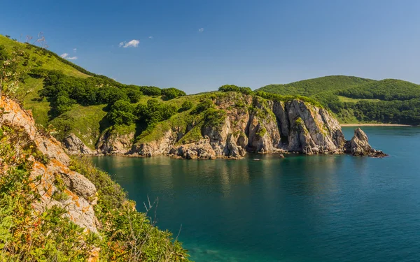 Deniz, kayalar ve dağlar