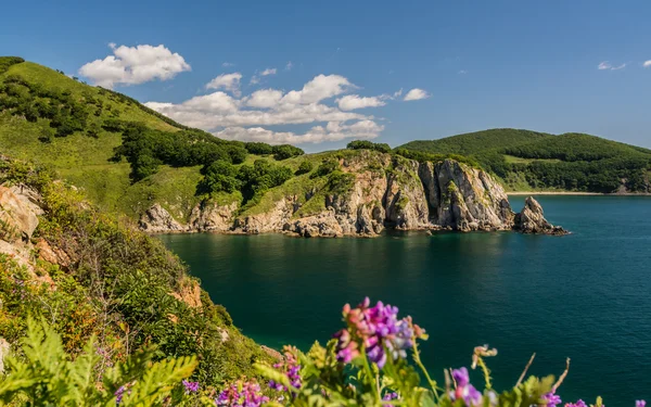 Havet, klipporna och bergen — Stockfoto