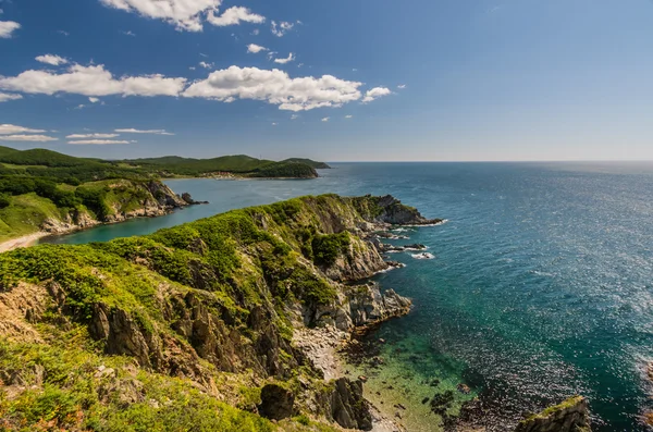 Deniz, kayalar ve dağlar