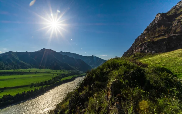 Montagne e fiumi — Foto Stock