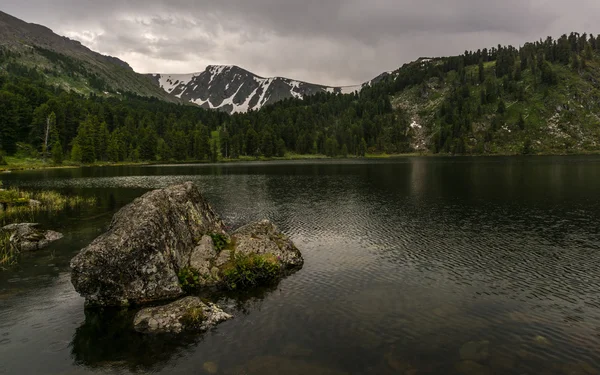 Горы и реки — стоковое фото