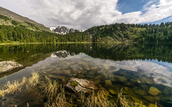 Montagne e fiumi — Foto Stock