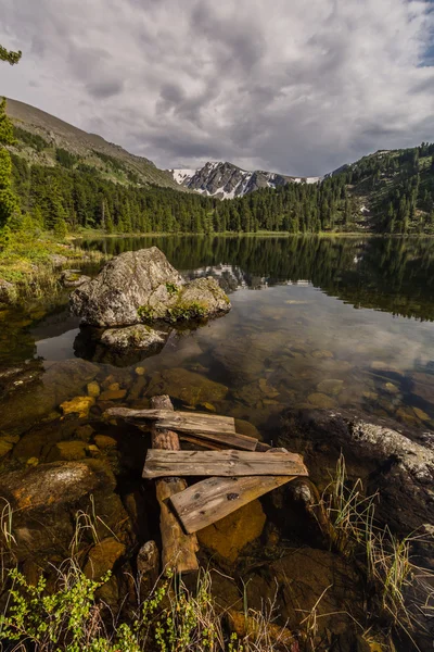 Montagne e fiumi — Foto Stock