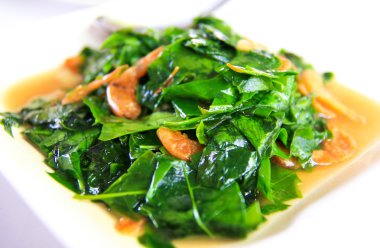 Kızarmış karidesli sebze