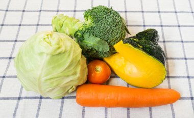 Brokoli ve kabak üzerinde kare beyaz Backg ile karışık sebze