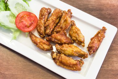 Derin kızarmış tavuk kanadı Tay tarzında lezzet ile