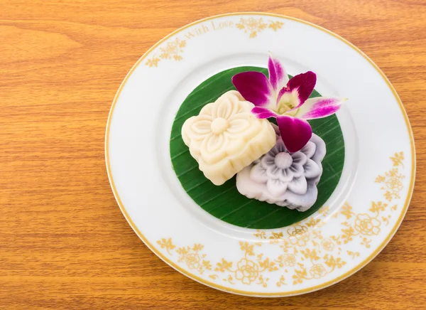 Gula och svarta snidade Mochi tårta på thailändska Banana Leaf i ett dugg Stockfoto