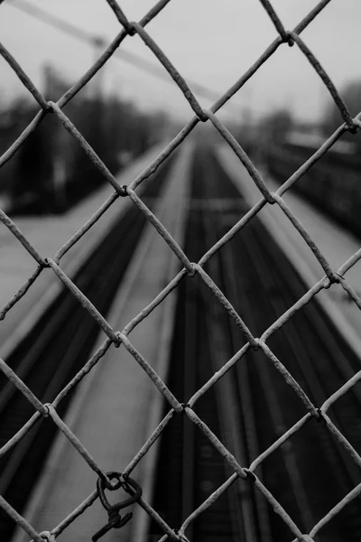Estação ferroviária através da gaiola — Fotografia de Stock