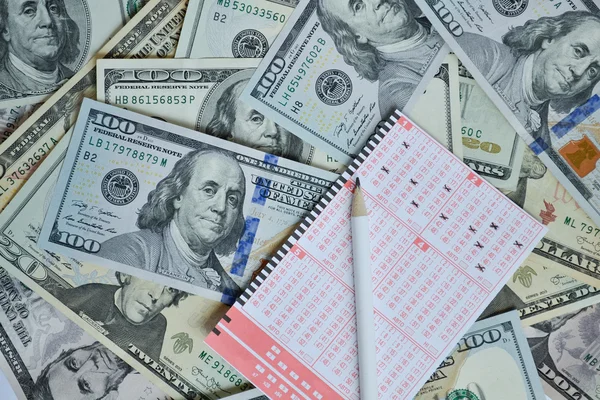 Piyango bileti ve kalem Doları arka plan üzerinde