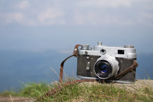 Gamla Vintage kamera på bakgrunden av karpatiska bergen — Stockfoto