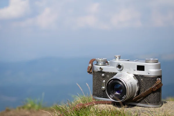 Gamla Vintage kamera på bakgrunden av karpatiska bergen — Stockfoto