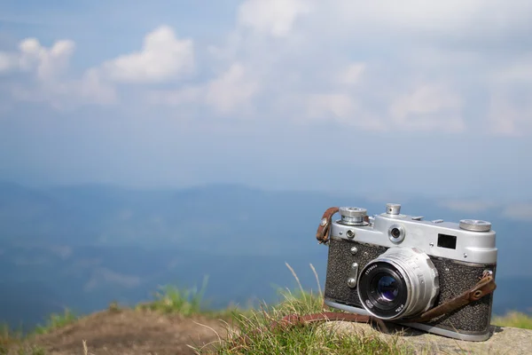 Câmera vintage velha no fundo das montanhas dos Cárpatos — Fotografia de Stock