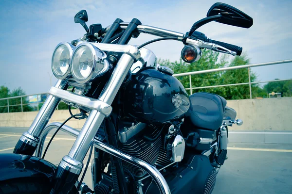 摩托车 Harley Davidson 在蓝蓝的天空下 — 图库照片