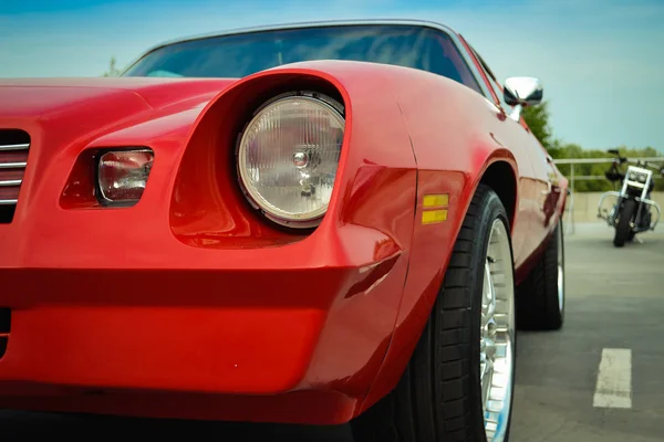 Park yerinde güzel kırmızı retro Chevrolet