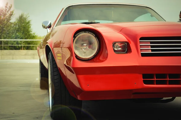 Park yerinde güzel kırmızı retro Chevrolet