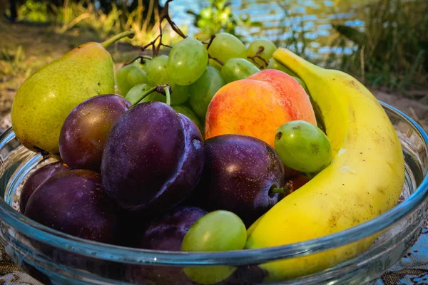 Frutta fresca biologica sul piatto — Foto Stock