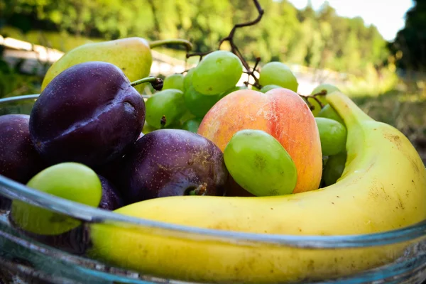 Frutos orgânicos frescos no prato — Fotografia de Stock