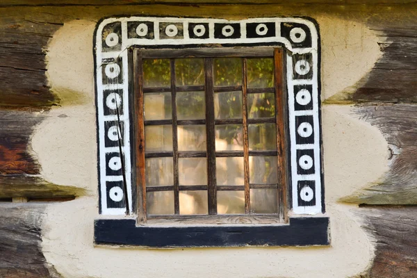 Dřevěné okno ve starém dřevěném domě — Stock fotografie