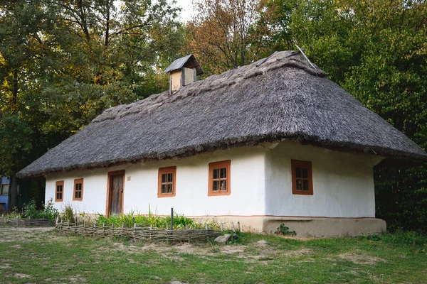 Casa de madeira velha na aldeia ucraniana . — Fotografia de Stock