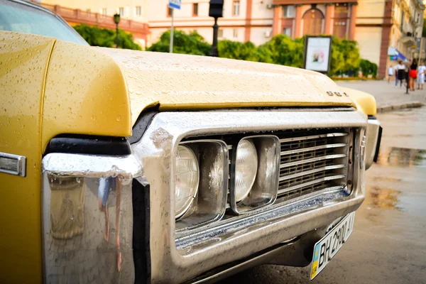 Старый желтый Buick после дождя — стоковое фото