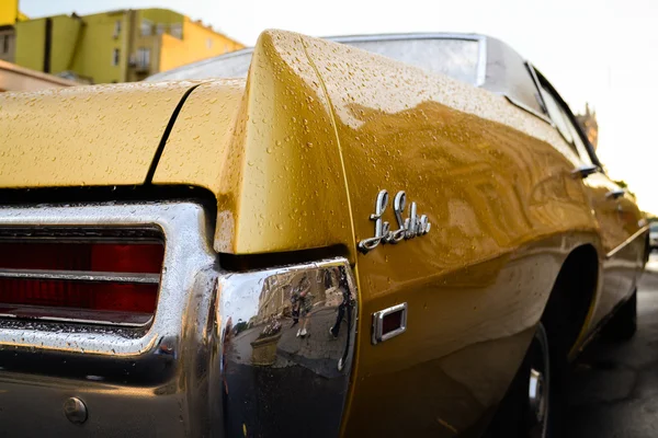 Старый желтый Buick после дождя — стоковое фото
