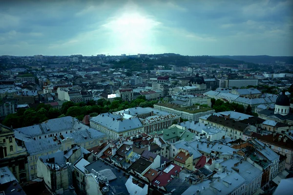Vista panorámica de la ciudad vieja de Lviv en tiempo nublado . — Foto de Stock