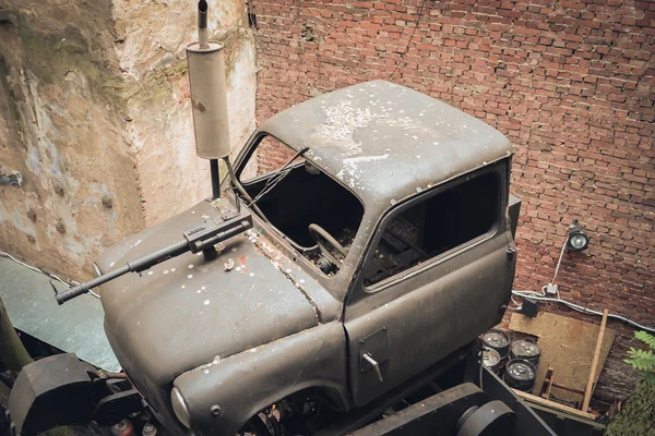 Old broken car with a machine gun — Stock Photo, Image