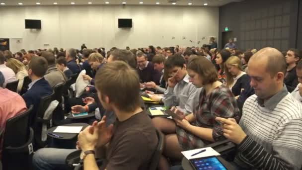 Novosibirsk, Ryssland - 15 december Gandapas: många människor i den stora publiken på konferensen. — Stockvideo