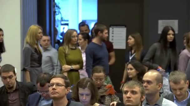 Новосибірськ Росії - 15 грудня Gandapas: багато людей у велику аудиторію на конференції. — стокове відео