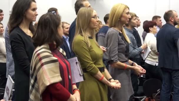 Novosibirsk Rusia - 15 de diciembre Gandapas: mucha gente y una niña de pie en una sala de conferencias — Vídeo de stock