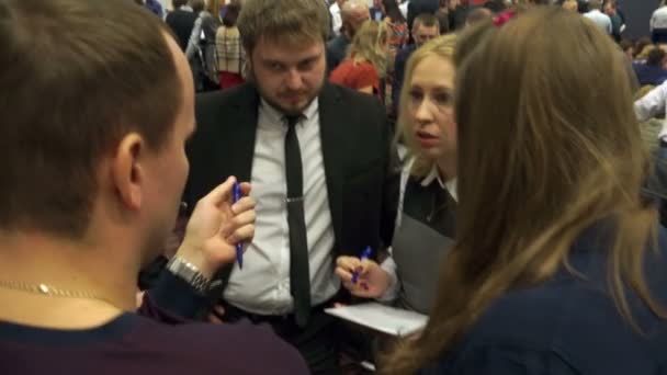 Novossibirsk Russie - 15 décembre : compagnie de personnes dans la salle de conférence pour discuter et parler . — Video