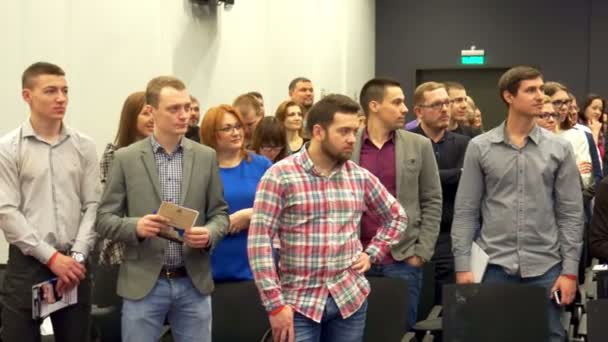 Nowosibirsk russland - 15. Dezember gandapas: viele Leute im großen Publikum bei der Konferenz. — Stockvideo