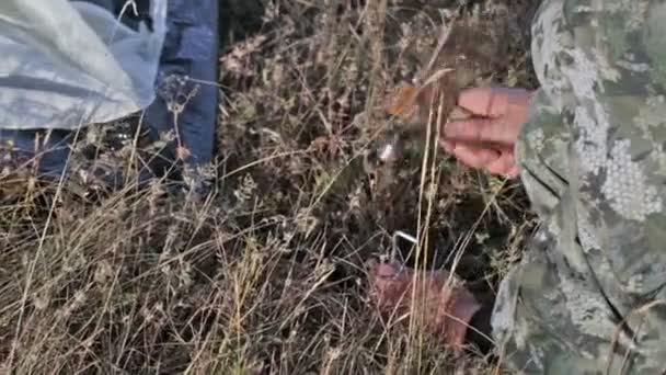 Twee uitpakken van de tent, zet het kamp. — Stockvideo