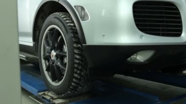 Tanı ve modern servis istasyonu otomobilin tekerlek Dengeleme