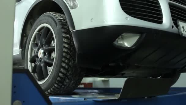 Diagnóstico y equilibrado de la rueda del coche en la moderna estación de servicio — Vídeo de stock